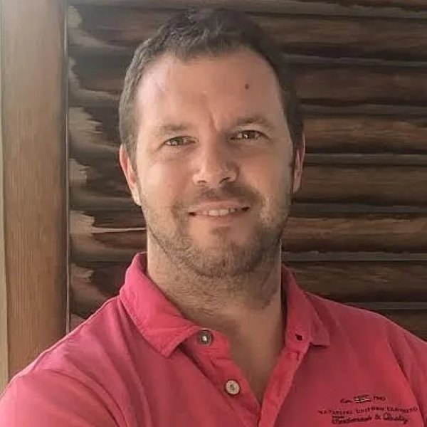Dr Julien Hacquard, chirurgien plasticien à la Clinique XANADU